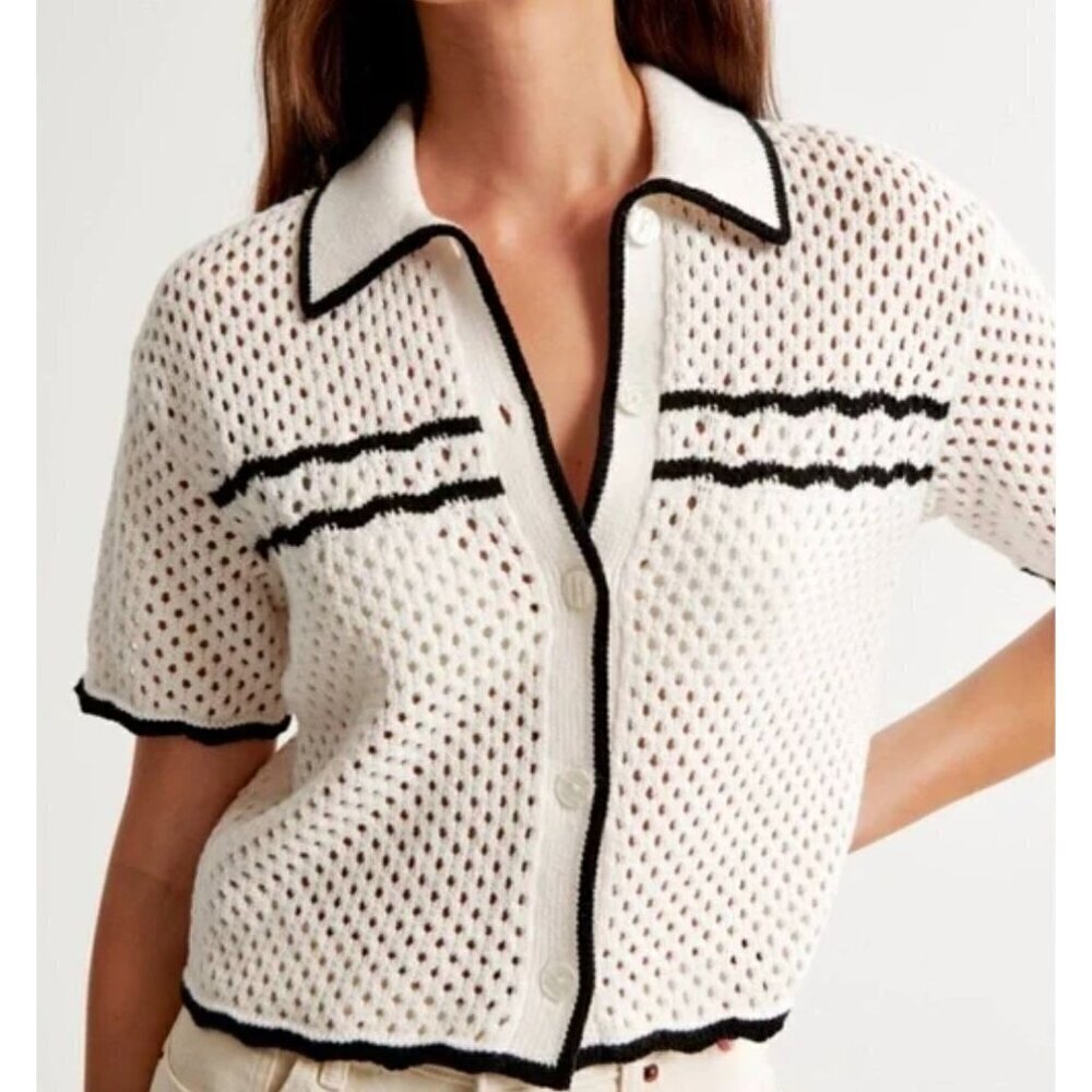 Abercrombie & Fitch Button Front Collar Sweater Feminine Top Size Small. B4